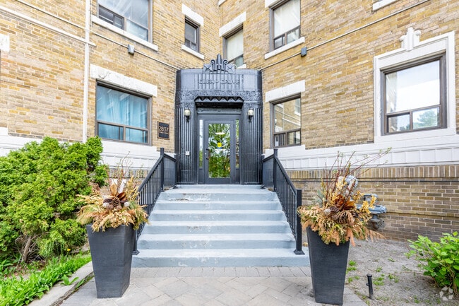 Entrance - 2837 Yonge Street