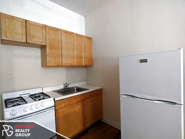 Photo - 1044 W George St