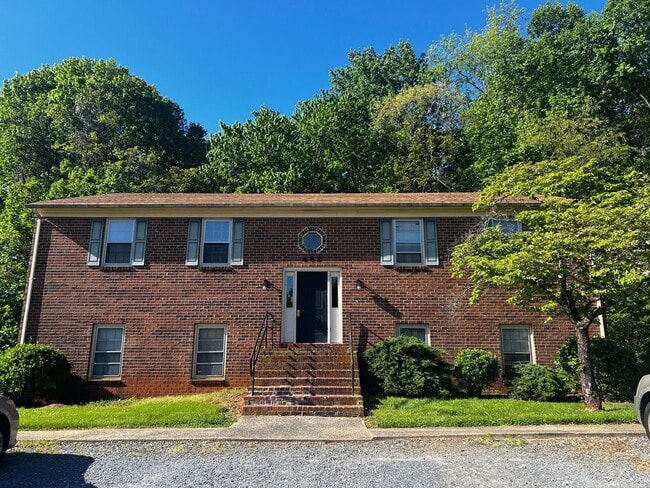 Building Photo - 682 Laxton Rd Unit 3