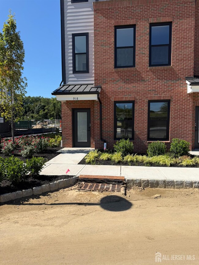 918 District Blvd