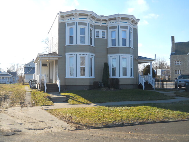 Front of Townhouse next to church - 627 Walbridge Ave Casa Adosada