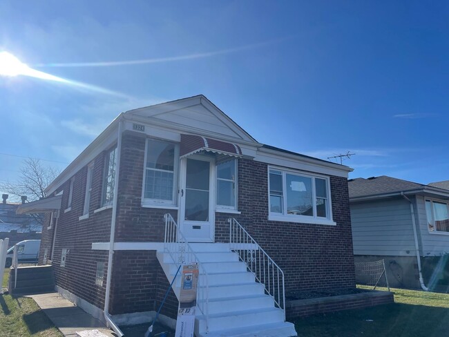 Newly Renovated 2BD/1BA Home - Newly Renovated 2BD/1BA Home