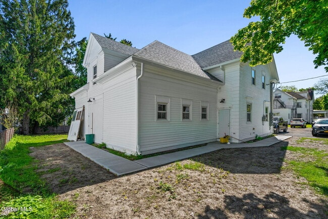 Building Photo - 521 Warren St Unit 3