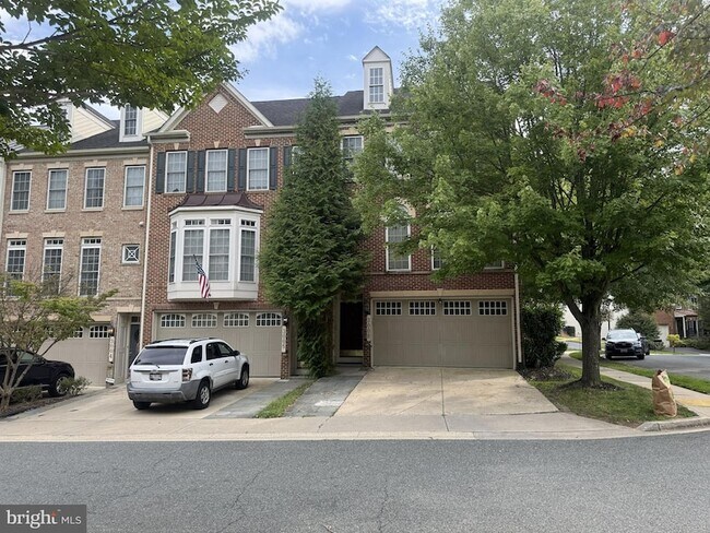 3008 Hollow Crest Pl