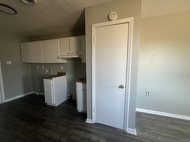 Photo - 211 N College St