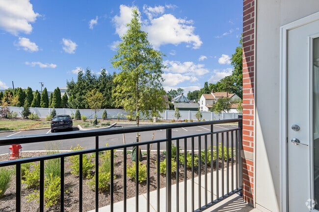 2BR, 2BA - 1,115SF - Balcony