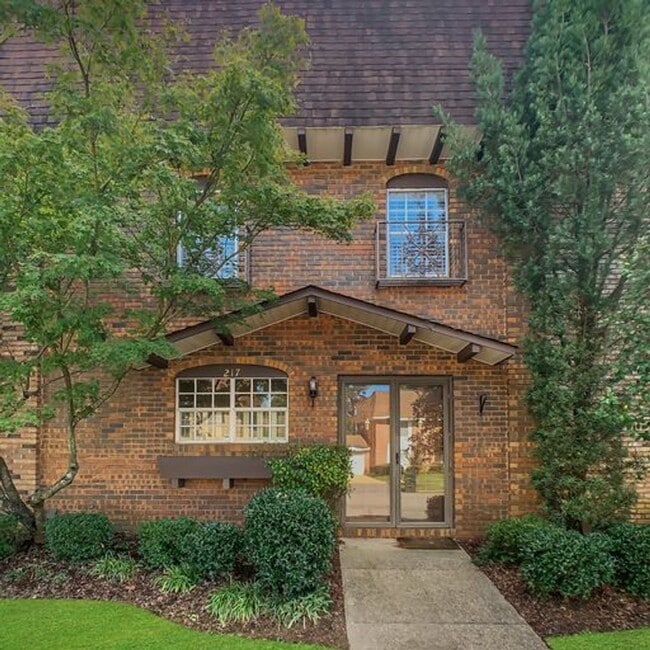 Building Photo - Cozy 3 Bed 2 Bath Available Fall 2025! Rental