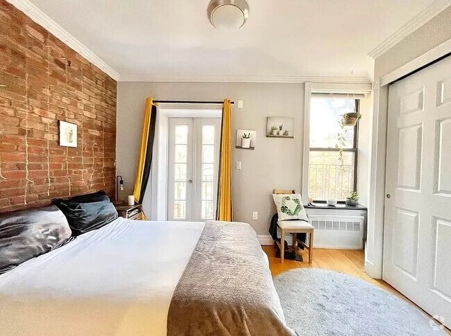 Building Photo - 424 E 9th St Unit 10 Rental