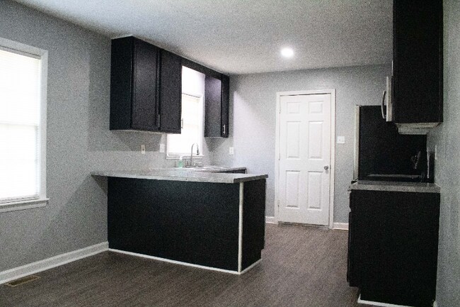 Photo - 5704 Selkirk Pl