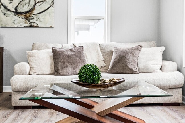 Photo - 432 N 7th Ave E