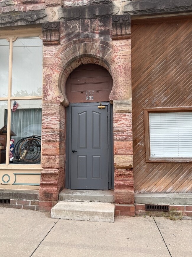 Building Photo - 307 E Bridge St Rental