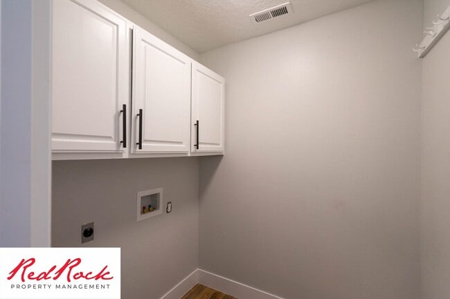 Photo - 3 Bedroom Home With 2 Car Garage In St. George