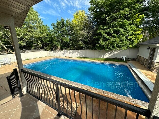 Photo - 1327 St Joseph St