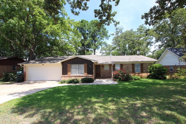 Photo - 2930 Williamsburg Dr