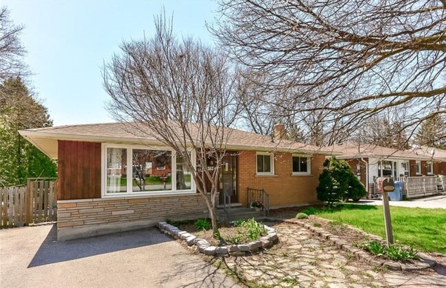 Photo - 362 Victoria Rd N