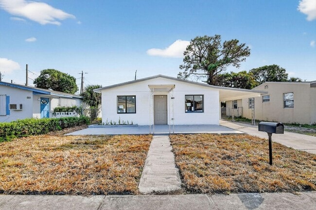 Photo - 917 W 2nd St