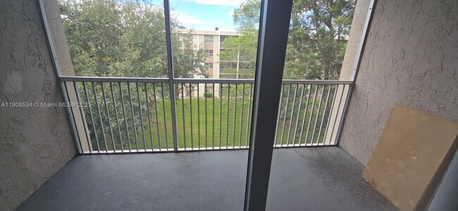 Building Photo - 1200 NW 87th Ave Unit 513