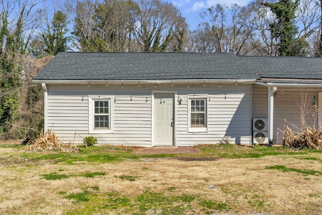 Building Photo - 2BR/1BA Triplex apartment home move-in ready!! $850/mo** Unit A