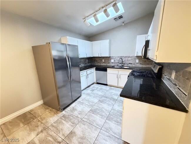 Photo - 1913 Poppy Hill St