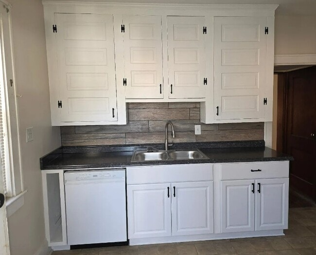 Photo - 2842 Indianola Ave