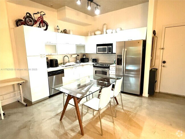 Building Photo - 234 NE 3rd St Unit 303 Rental