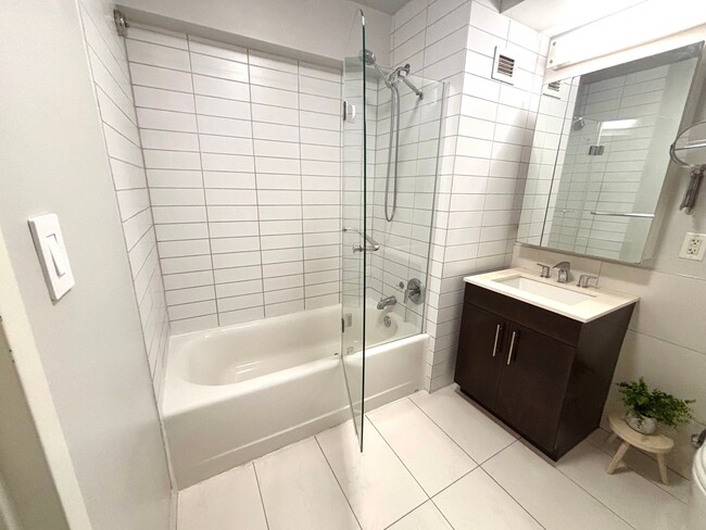 Photo - 535 W 52nd St Unit Apt 7i