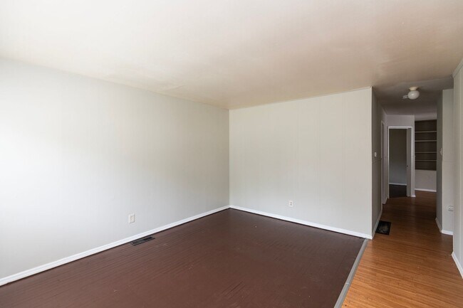 Photo - Lovely 3 Bedroom, 1 Bathroom Home