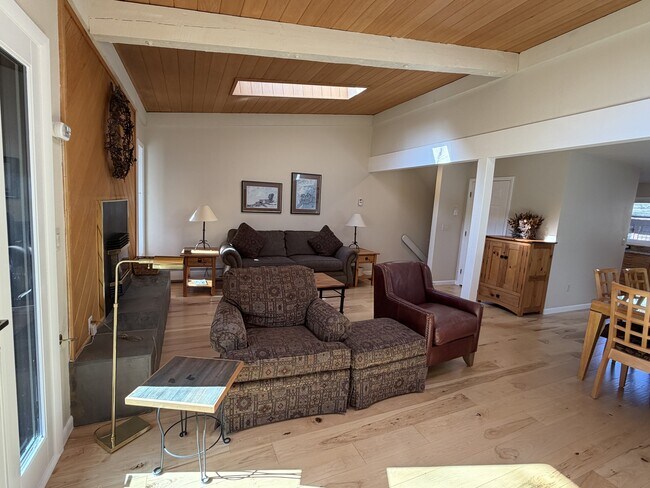 Photo - 2833 Kinnickinnick Rd