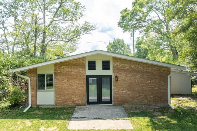 Photo - Contemporary Mid Century Modern and updated 3 Bedroom Ranch
