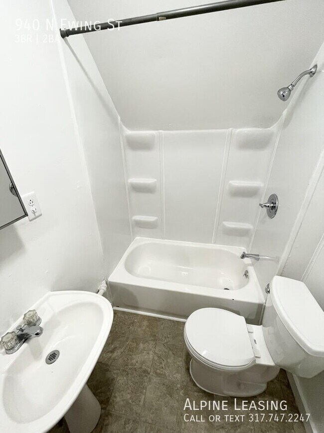 Building Photo - Large Near East 3BR/2BA House!