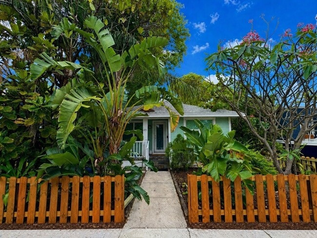 Building Photo - 221 S M St