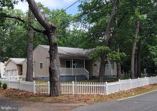 Building Photo - 2401 N Lakeshore Dr Rental