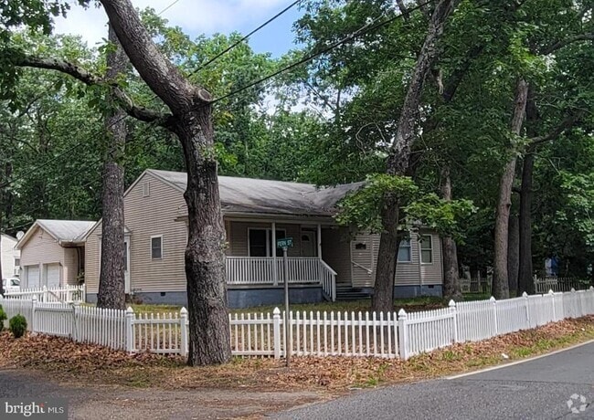 Building Photo - 2401 N Lakeshore Dr Rental