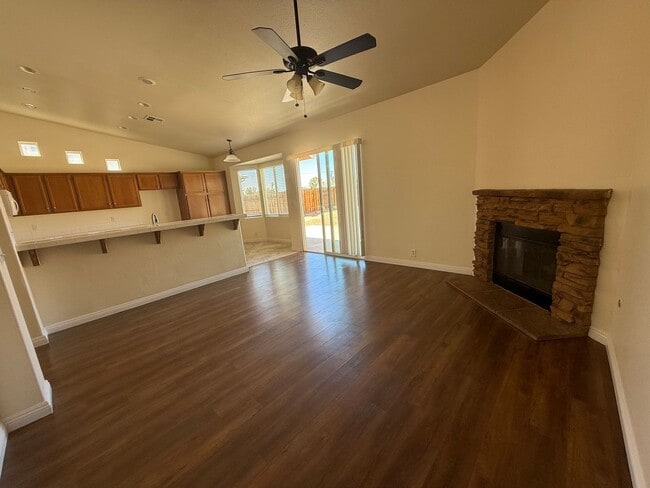 Photo - Beautiful Home In Apple Valley Vineyards-4...