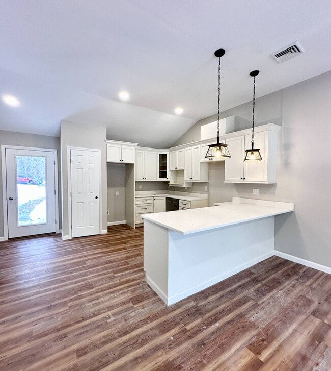 Photo - 521 Middleline Rd