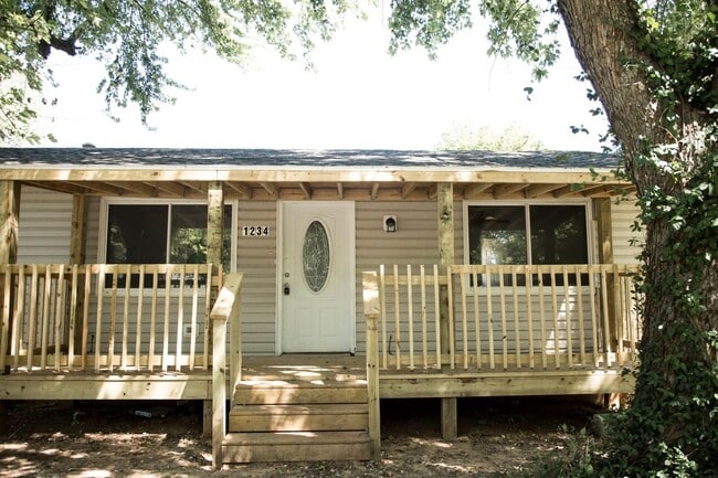 Building Photo - 5 bedroom 3 full bathroom available now!! Rental