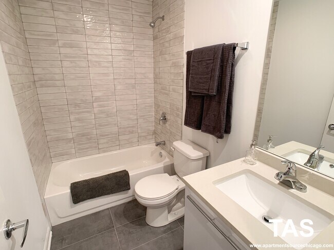 Photo - 940 W Winona St Unidad 810