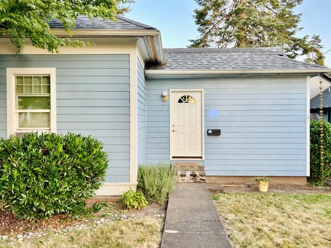 Building Photo - 614 E Grover St Rental