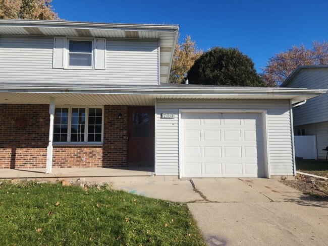 Building Photo - 706-708 N. Hawthorne Dr. Unit 706 N. Hawthorne Dr.