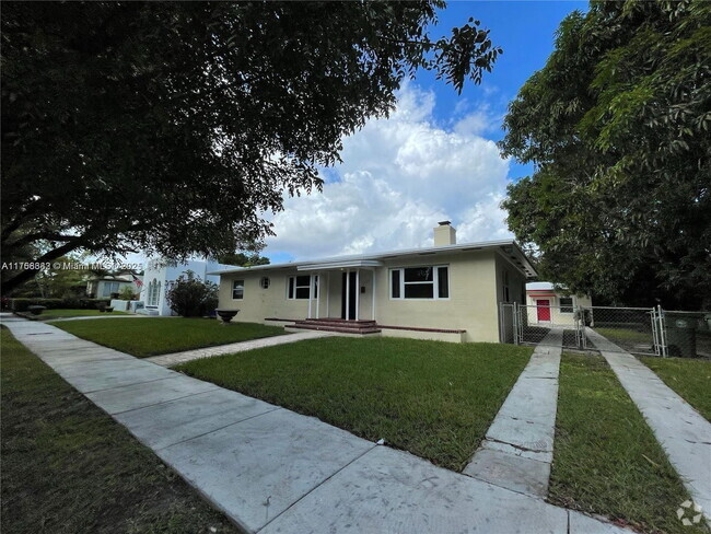 Building Photo - 2423 SW 13th St Rental