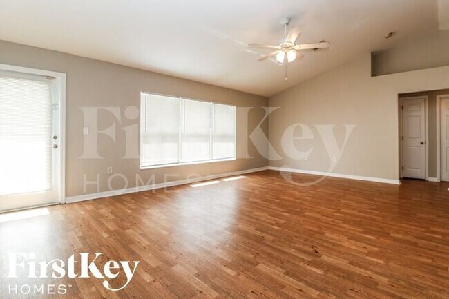 Photo - 324 Lillon Ave S