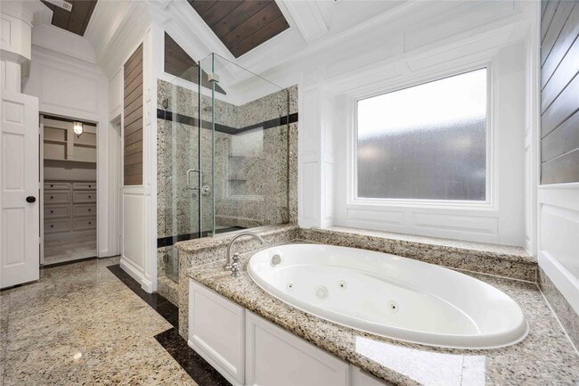 Building Photo - 4031 Fernwood Dr