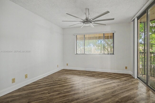 Photo - 15575 Miami Lakeway N Unidad 206