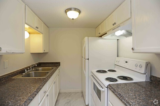 1BR,1BA - 690SF - KITCHEN