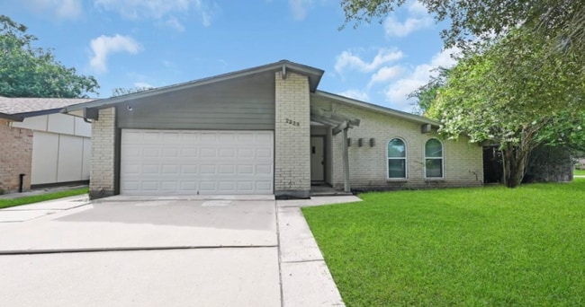 Building Photo - 2239 Fairgreen Dr