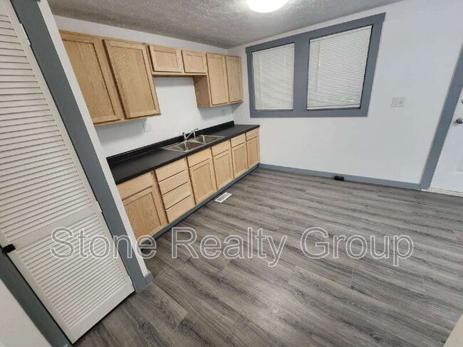 Photo - 1265 E High St