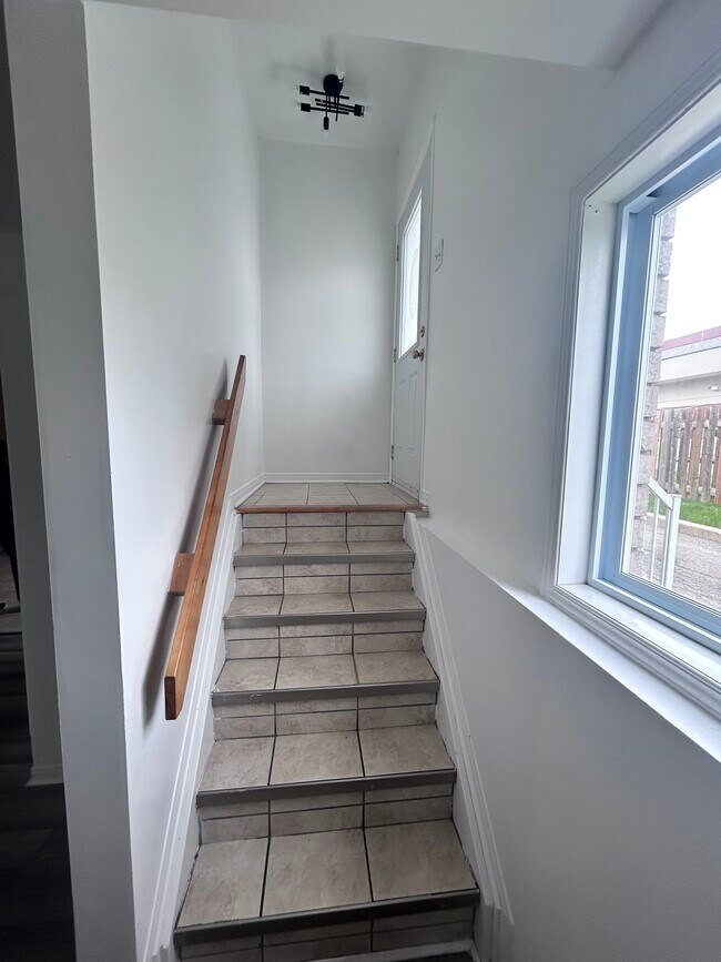 Entrée latérale - 575 Rue De Sainte-Maxime Unité 1