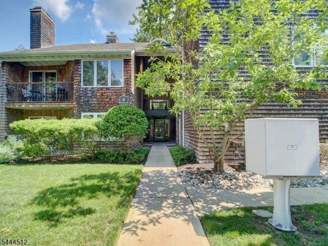 Building Photo - 4 Tulip Crescent Unit 2B