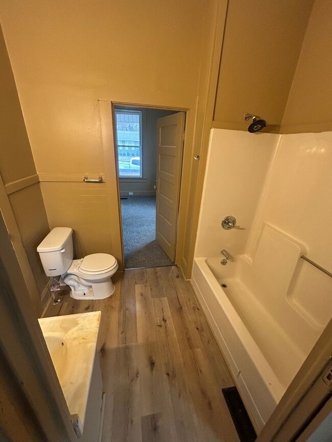 Photo - 606 E Riverside Dr