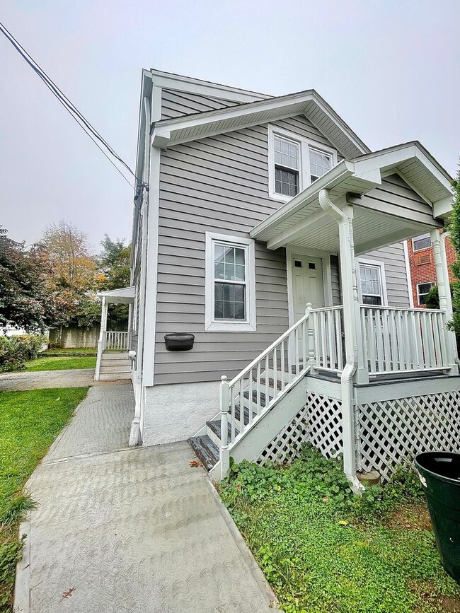 Building Photo - 615 Hall St Unit Apt 2